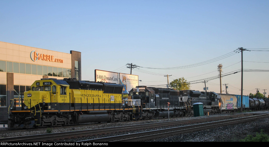 NYSW WS-1 shuffles cars before moving the SU 99 power to the train 